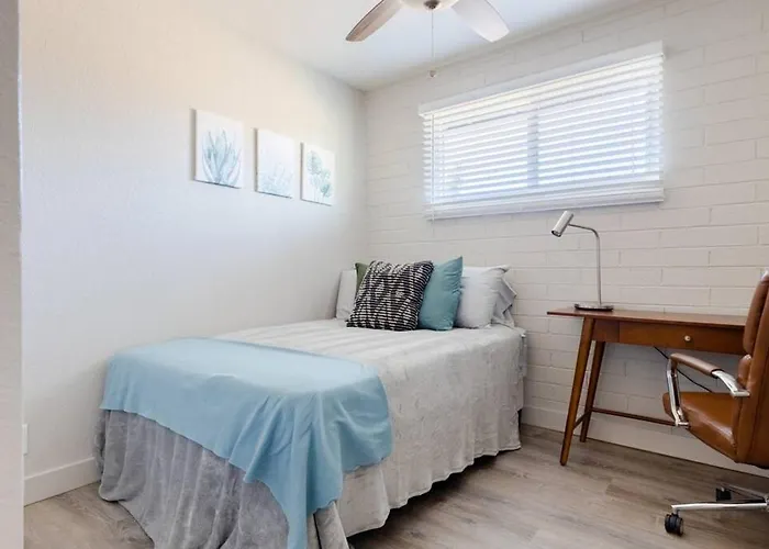 Spacious 2br Condo, Steps To Downtown Gilbert, King Bed & Laundry Gilbert