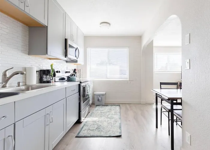 Spacious 2br Condo, Steps To Downtown Gilbert, King Bed & Laundry * Gilbert