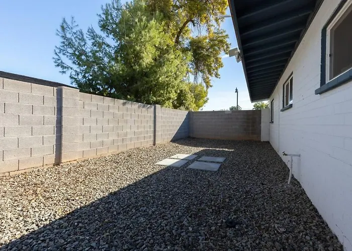 Spacious 2br Condo, Steps To Downtown Gilbert, King Bed & Laundry Apartment *