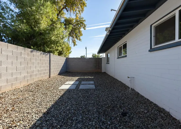 Spacious 2br Condo, Steps To Downtown Gilbert, King Bed & Laundry * Gilbert