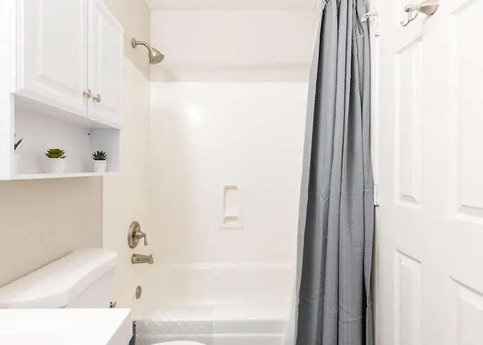 Spacious 2br Condo, Steps To Downtown Gilbert, King Bed & Laundry Gilbert