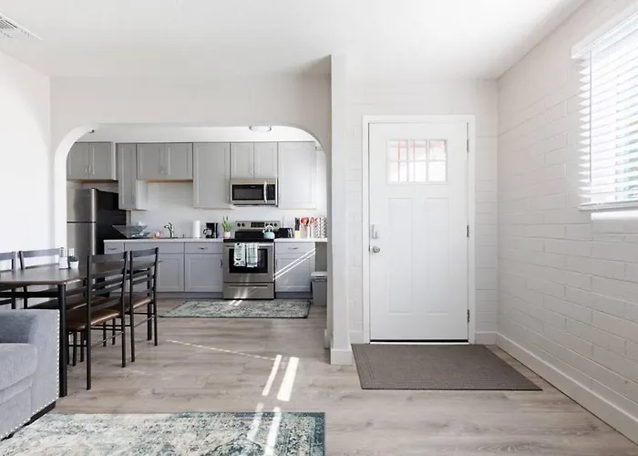 Spacious 2br Condo, Steps To Downtown Gilbert, King Bed & Laundry