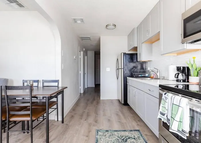 Apartment Spacious 2br Condo, Steps To Downtown Gilbert, King Bed & Laundry *