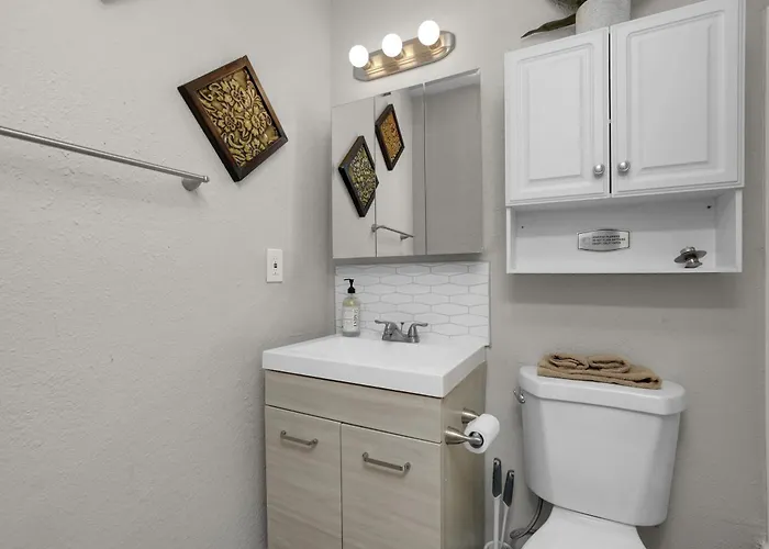 Spacious 2br Condo, Steps To Downtown Gilbert, King Bed & Laundry