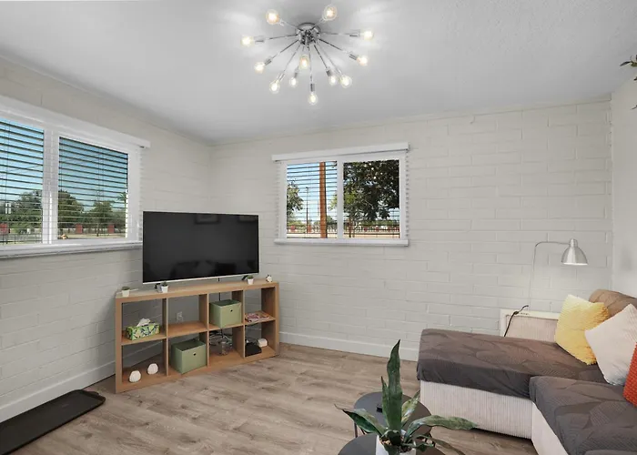 Spacious 2br Condo, Steps To Downtown Gilbert, King Bed & Laundry * Gilbert