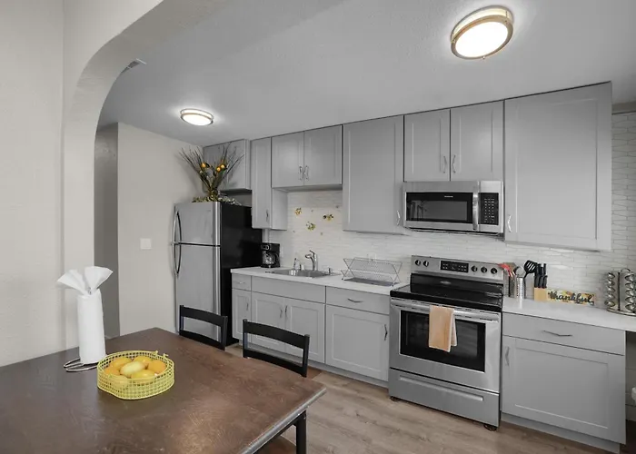 Spacious 2br Condo, Steps To Downtown Gilbert, King Bed & Laundry