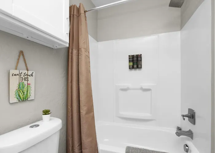 Spacious 2br Condo, Steps To Downtown Gilbert, King Bed & Laundry * Gilbert