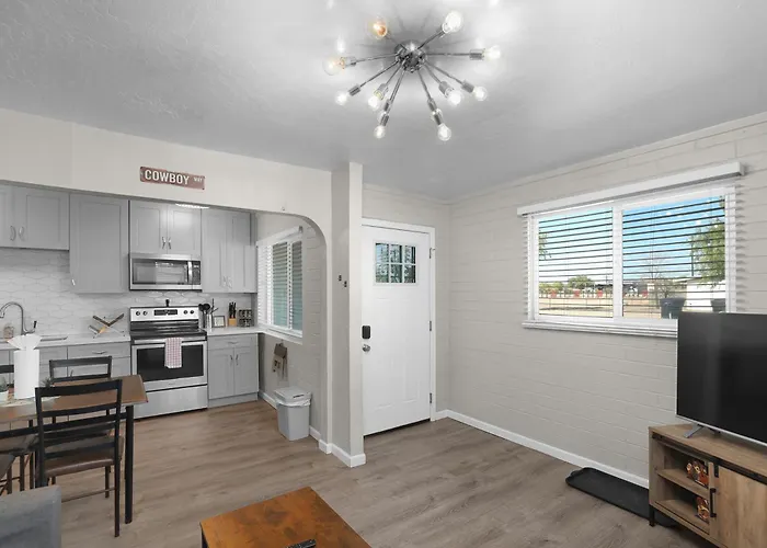 Apartament Spacious 2br Condo, Steps To Downtown Gilbert, King Bed & Laundry *