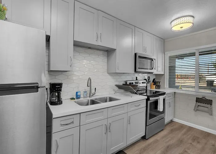 Spacious 2br Condo, Steps To Downtown Gilbert, King Bed & Laundry Gilbert