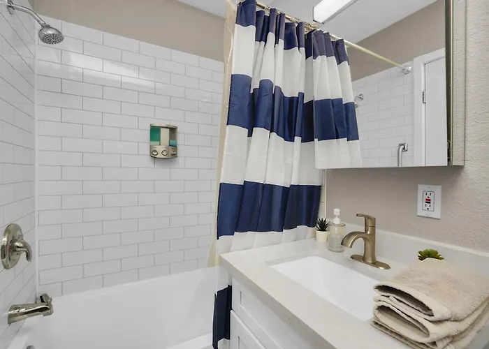 Spacious 2br Condo, Steps To Downtown Gilbert, King Bed & Laundry *