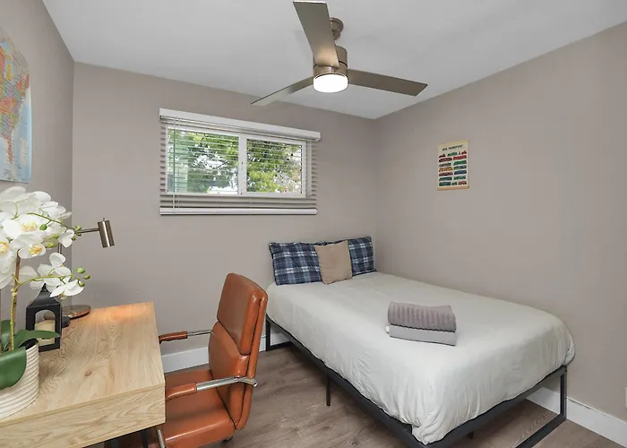 Spacious 2br Condo, Steps To Downtown Gilbert, King Bed & Laundry * Gilbert