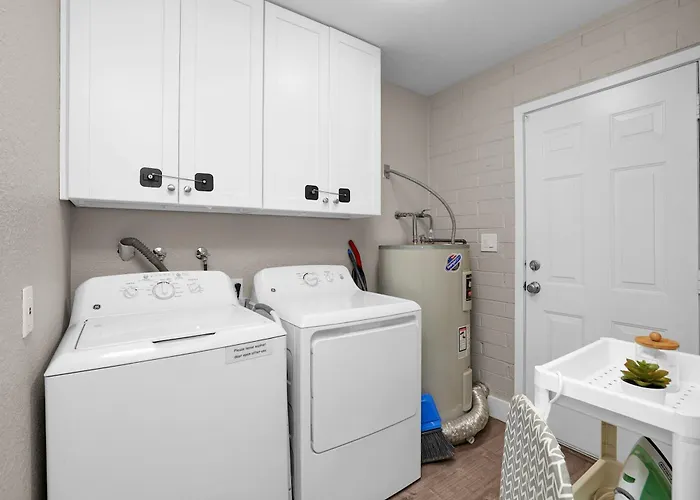 Spacious 2br Condo, Steps To Downtown Gilbert, King Bed & Laundry *