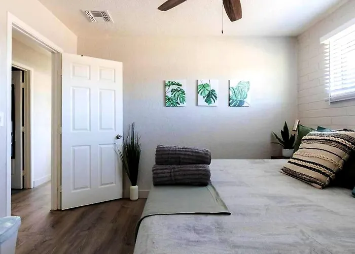 Spacious 2br Condo, Steps To Downtown Gilbert, King Bed & Laundry Gilbert