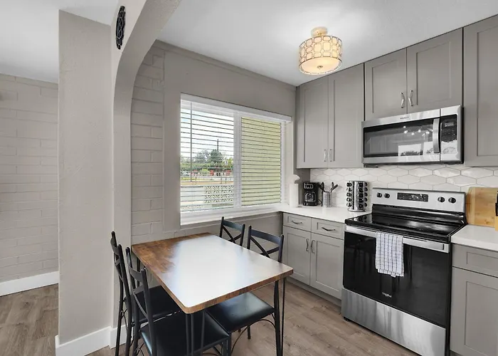 Spacious 2br Condo, Steps To Downtown Gilbert, King Bed & Laundry * Gilbert