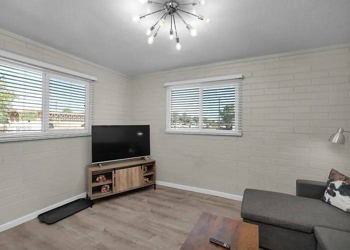Spacious 2br Condo, Steps To Downtown Gilbert, King Bed & Laundry *