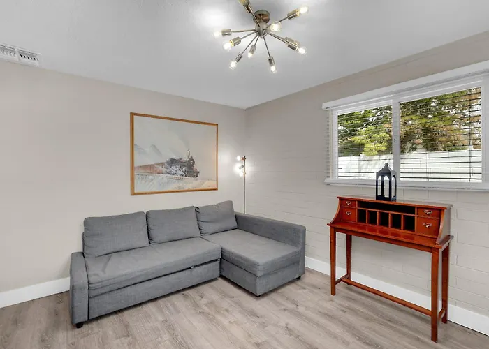 Spacious 2br Condo, Steps To Downtown Gilbert, King Bed & Laundry * Gilbert