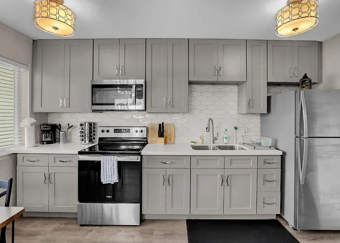 Spacious 2br Condo, Steps To Downtown Gilbert, King Bed & Laundry * Gilbert